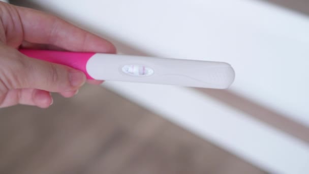 Σύζυγος Που Δείχνει Τεστ Εγκυμοσύνης Στον Σύζυγο Κοντινό Πλάνο Του — Αρχείο Βίντεο