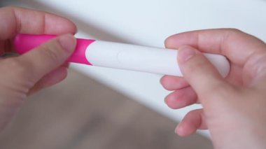 Hamilelik testi tutan kadın eller. Test yapan kadın - sonuç pozitif, iki çizgi göster. Hamilelik konsepti, aile planlaması.