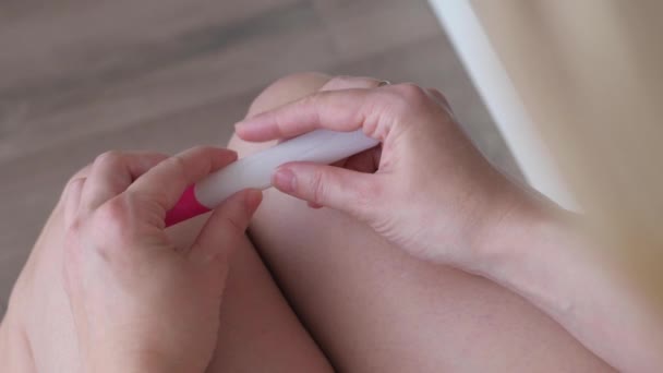 Mulher Irreconhecível Fazendo Teste Gravidez Banheiro Menina Segurando Teste Gravidez — Vídeo de Stock