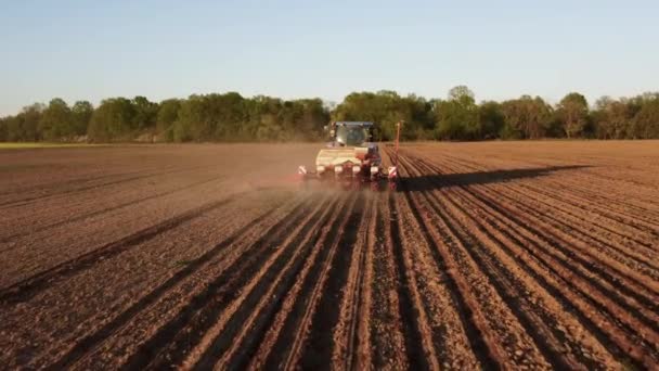 Légi Felvétel Kék Traktorról Tavaszi Mezőn Vetés Előkészítésének Ideje Lövöldözés — Stock videók