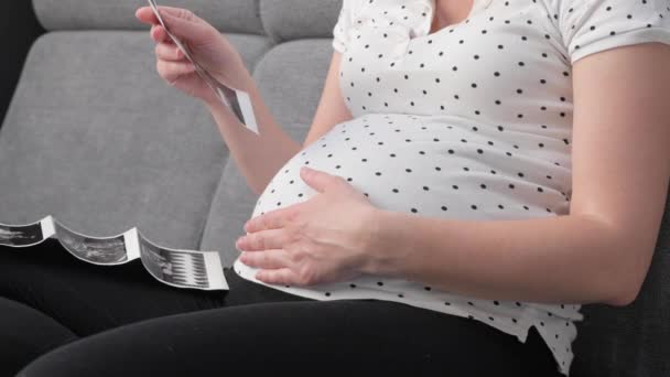 Femme Enceinte Regardant Une Photo Échographique Alors Elle Était Assise — Video