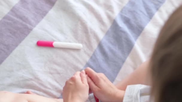 Ευτυχισμένη Γυναίκα Ξαπλωμένη Στο Κρεβάτι Και Κάνοντας Τεστ Εγκυμοσύνης Αγνώριστο — Αρχείο Βίντεο