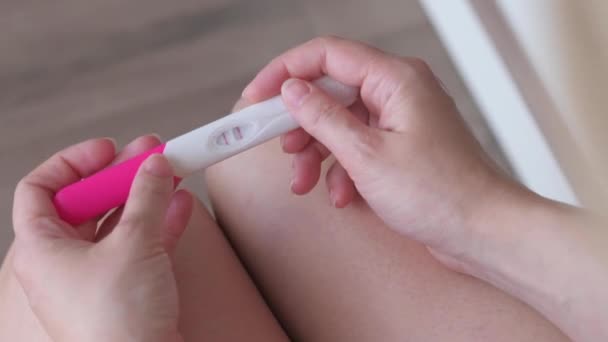 Nierozpoznawalna Kobieta Robiąca Test Ciążowy Łazience Dziewczyna Dodatnim Wynikiem Testu — Wideo stockowe
