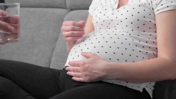 Hamile Kadın Evdeki Kanepede Otururken Hap Içip Içiyor Tanımlanamayan Hamile — Stok video
