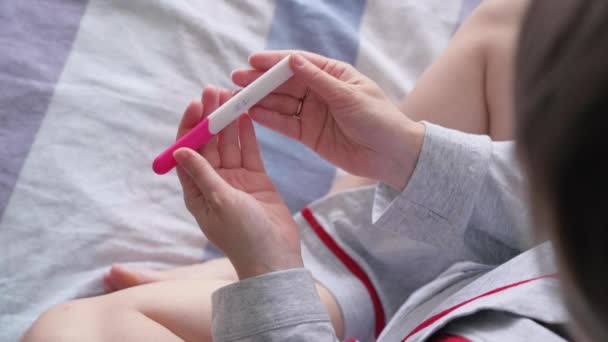 Lycklig Kvinna Som Ligger Sängen Och Gör Graviditetstest Oigenkännlig Flicka — Stockvideo