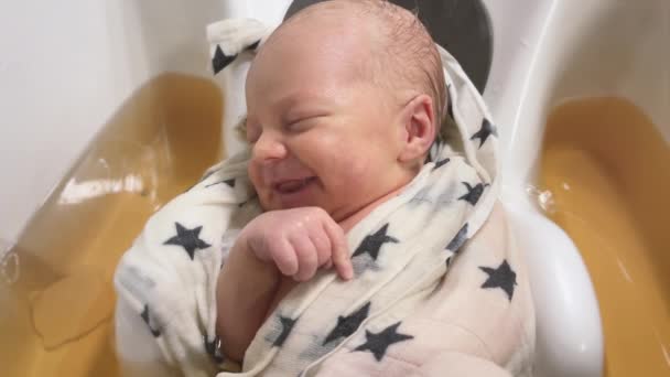Mother Bathing Newborn Son Baby Bath Mom Pouring His Warm — Wideo stockowe