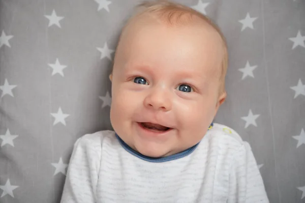 Portrét Usměvavého Novorozence Otevřenou Pusou Zblízka Šťastné Usměvavé Dítě Modrýma — Stock fotografie