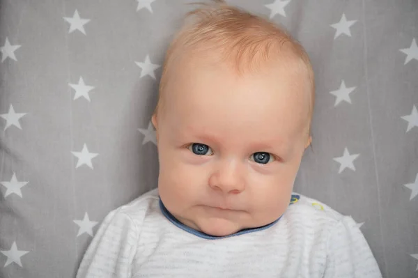 Retrato Bebé Recién Nacido Grave Primer Plano Niño Con Ojos — Foto de Stock