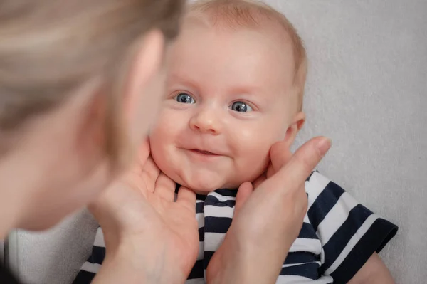 Familia Feliz Madre Jugando Con Bebé Sonriente Niñito Maternidad Bebé —  Fotos de Stock