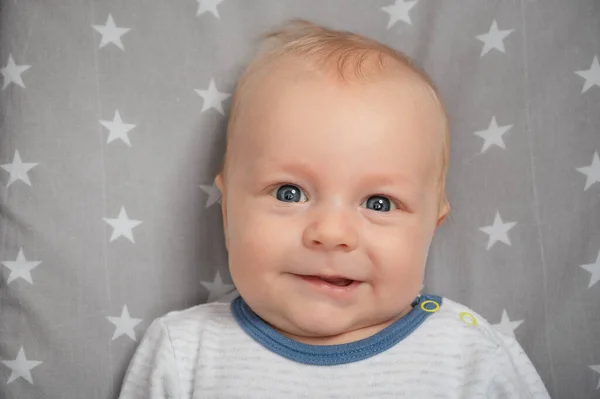 태어난 아기가 웃으면서 벌리고 가까이 다가가는 아이가 카메라를 보면서 있습니다 — 스톡 사진