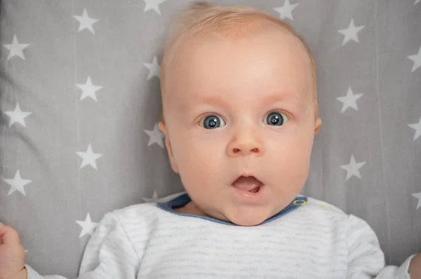 Retrato Del Bebé Recién Nacido Sorprendido Con Boca Abierta Primer —  Fotos de Stock