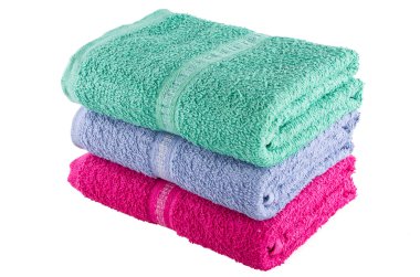 Beyaz arka plan üzerinde izole banyo havlusu