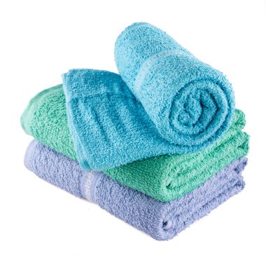 Beyaz arka plan üzerinde izole banyo havlusu