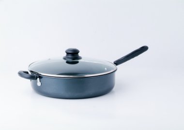 beyaz zemin üzerine saplı tava