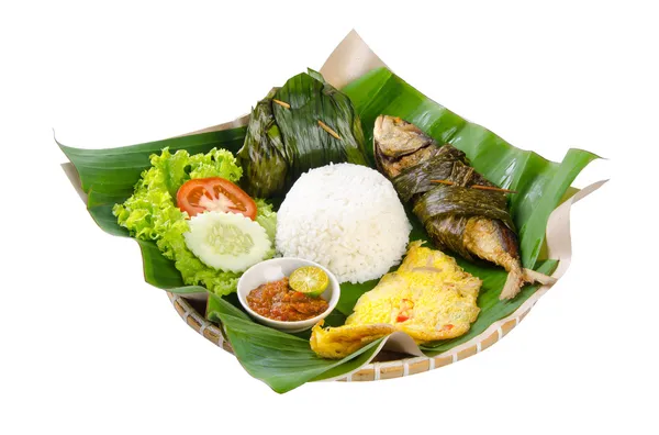 Индонезийское специальное рыбное блюдо, Икан, на заднем плане — стоковое фото