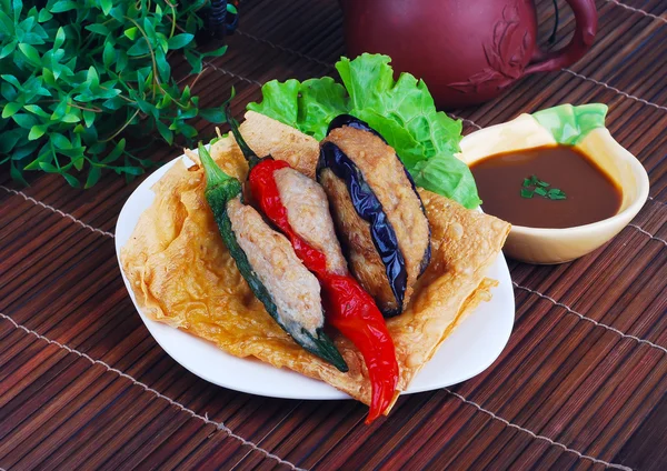 Ён Тау Фу. вкусная азиатская кухня фаршированная рыбной пастой — стоковое фото