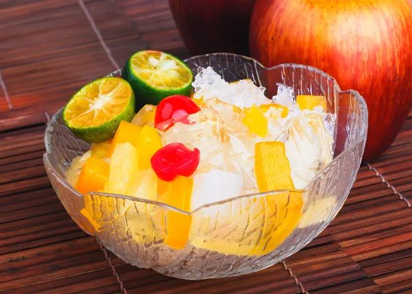 Ogolone lodu deser i owoce — Zdjęcie stockowe