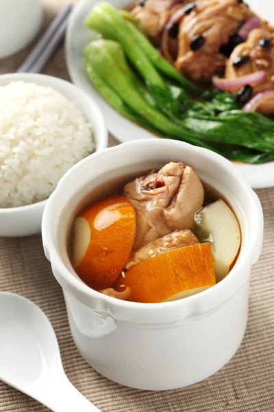 Kip en kruid soep in pot, Chinees eten — Stockfoto