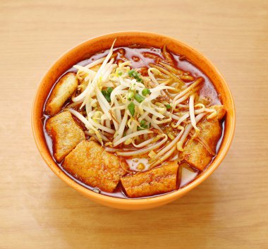 sağa sola popüler geleneksel baharatlı erişte çorbası mı köri laksa