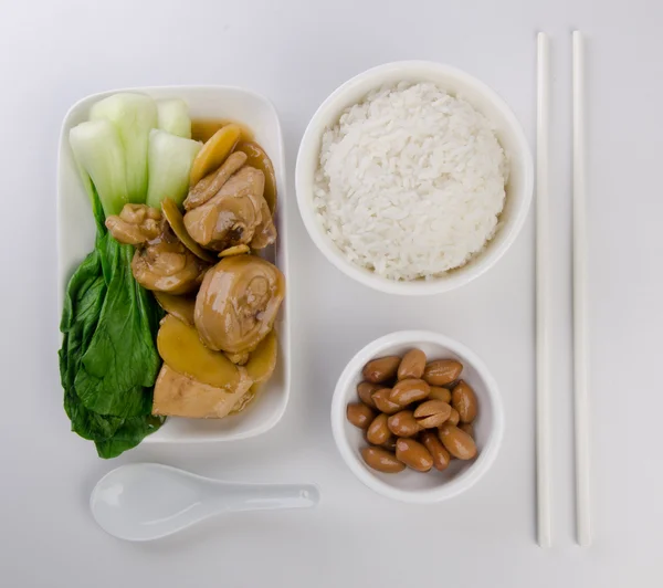 Kip met rijst en groenten op achtergrond — Stockfoto