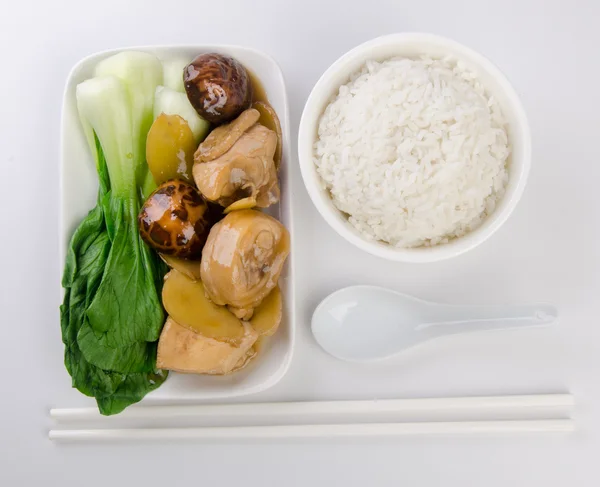 Kip met rijst en groenten op achtergrond — Stockfoto