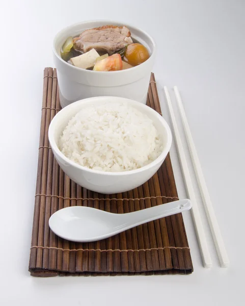 Κοτόπουλο με χορταρικά και σούπα στην κατσαρόλα, κινέζικο φαγητό στυλ. — Φωτογραφία Αρχείου