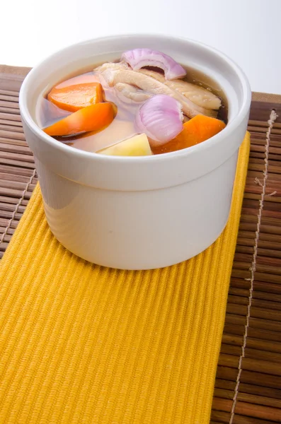 중국 음식 스타일 냄비에 닭과 허브 수프. — 스톡 사진