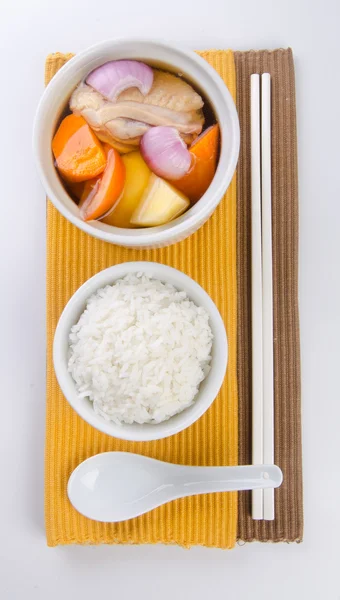 Kip en kruid soep in pot, Chinees eten stijl. — Stockfoto