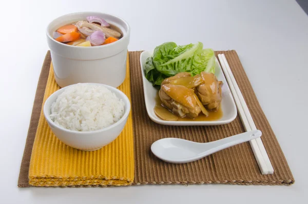 Chicken and herb soup in pot, Chinese food style. — Stock Photo, Image