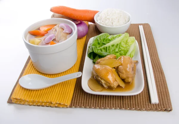 Κοτόπουλο με χορταρικά και σούπα στην κατσαρόλα, κινέζικο φαγητό στυλ. — Φωτογραφία Αρχείου