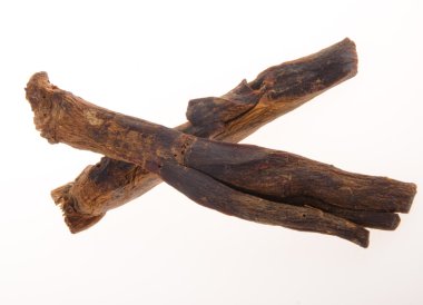 arka plan üzerinde kurutulmuş ginseng