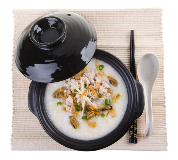 Traditionele Chinees varkensvlees PAP rijst pap geserveerd in claypot — Stockfoto