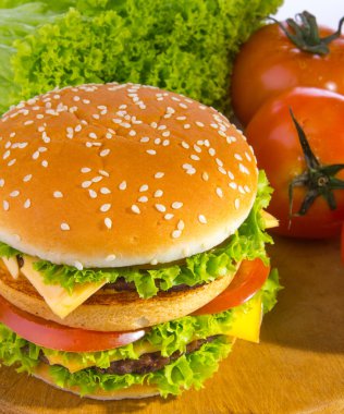 Büyük hamburger beyaz arkaplanda izole