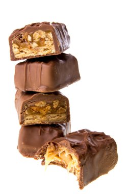 Beyaz arka plan üzerinde izole karamelli çikolata bar