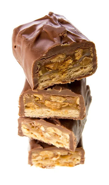 Barra di cioccolato con caramello isolato su sfondo bianco — Foto Stock