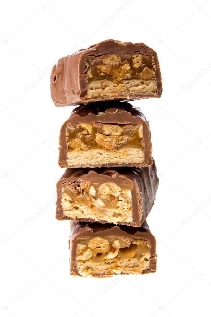 Barra de chocolate con caramelo aislado sobre fondo blanco 2023