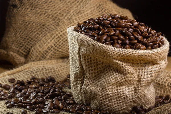 Чорні смажені кавові зерна — стокове фото