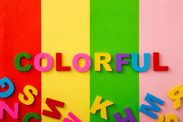 Ljus Flerfärgad Alfabet Med Färgglada Ordalydelse Bakgrund Flat Lay Ordförande — Stockfoto