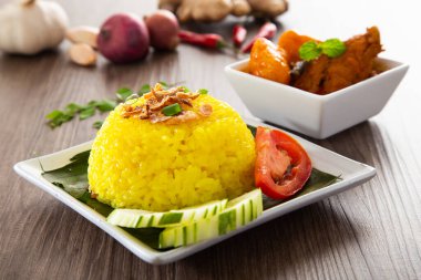 Turmerik Glutinous Rice, Nasi Kunyit olarak da bilinir. Normalde körili tavukla yenir..