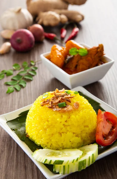 Turmeric Glutinous Rice Nasi Kunyit 도알려져 보통마른 카레치킨 먹는다 — 스톡 사진