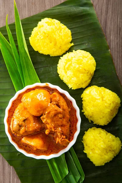 姜黄糯米又称Nasi Kunyit 通常与干咖喱鸡一起吃 — 图库照片
