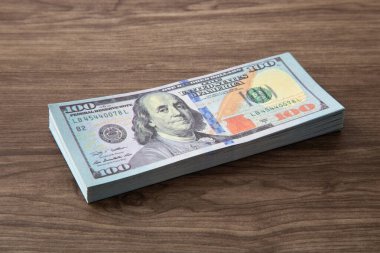 ABD Doları banknotları ahşap masaya yığıldı