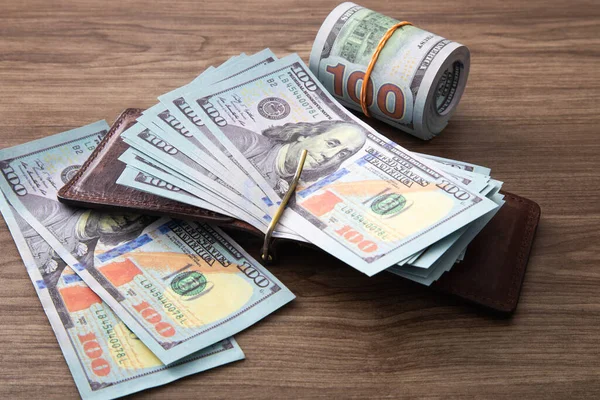 Dollar Räkningar Stack Träbord — Stockfoto