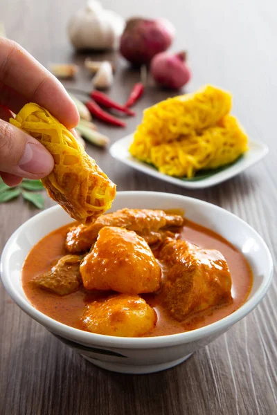 Roti Jala或Lace Pancake是马来西亚的传统食品 是一种受欢迎的马来语小吃 配以咖喱菜 — 图库照片