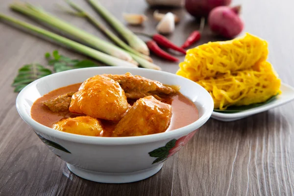 Roti Jala或Lace Pancake是马来西亚的传统食品 是一种受欢迎的马来语小吃 配以咖喱菜 — 图库照片