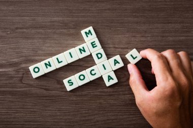 Çevrimiçi sosyal medya kavramları ahşap küplerle çapraz bulmacada toplandı