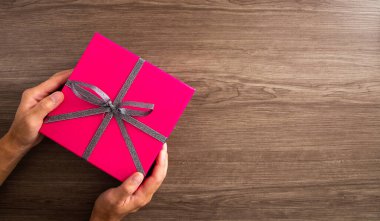 Noel kompozisyonu. Noel hediyeleri, ahşap arka planda süslemeler. Düz yerde, üst tarafta. Boşluğu kopyala