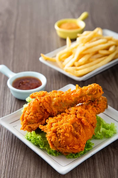 Galinhas Fritas Crocantes Douradas Com Molho Mesa Madeira — Fotografia de Stock