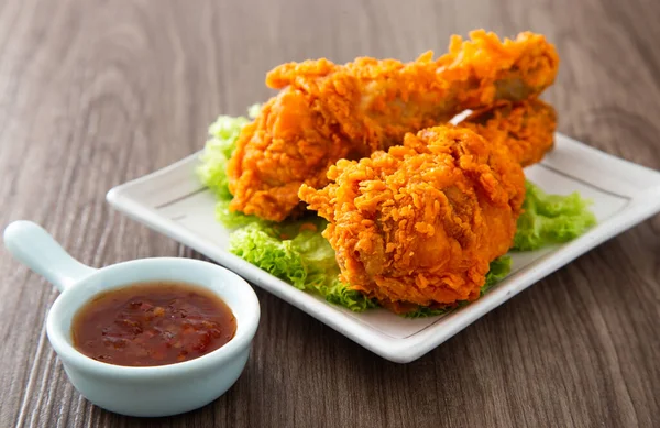 Pollos Fritos Crujientes Dorados Con Salsa Sobre Mesa Madera — Foto de Stock