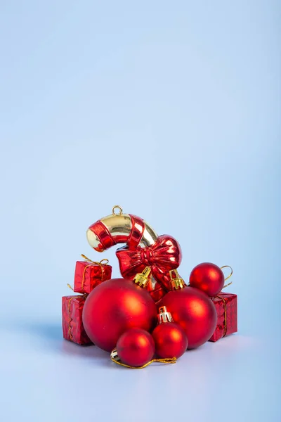Composición Navideña Regalos Navidad Decoraciones Sobre Fondo Azul —  Fotos de Stock